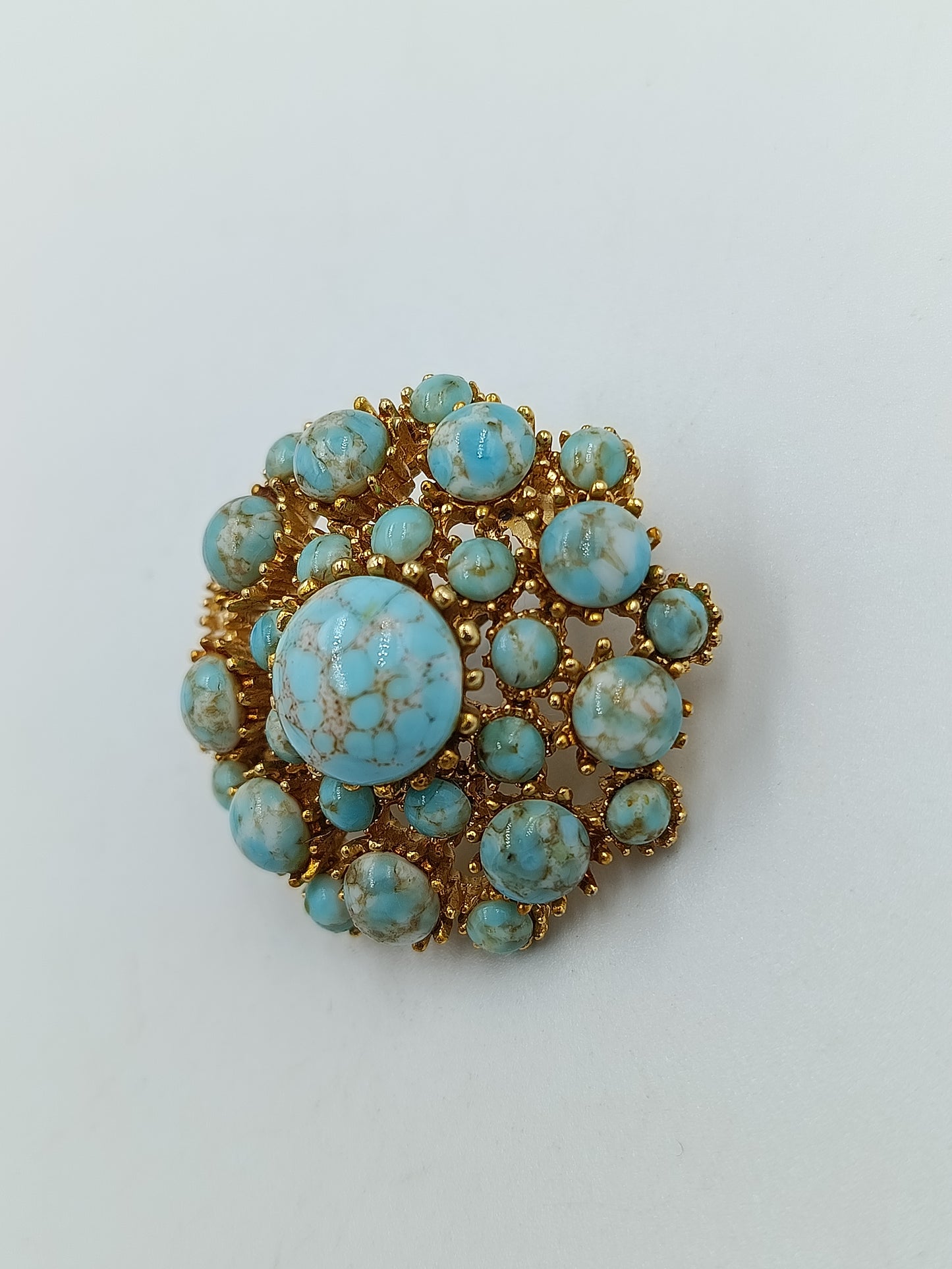 Vergoldete Brosche mit türkisfarbenen Steinen im Vintage-Design