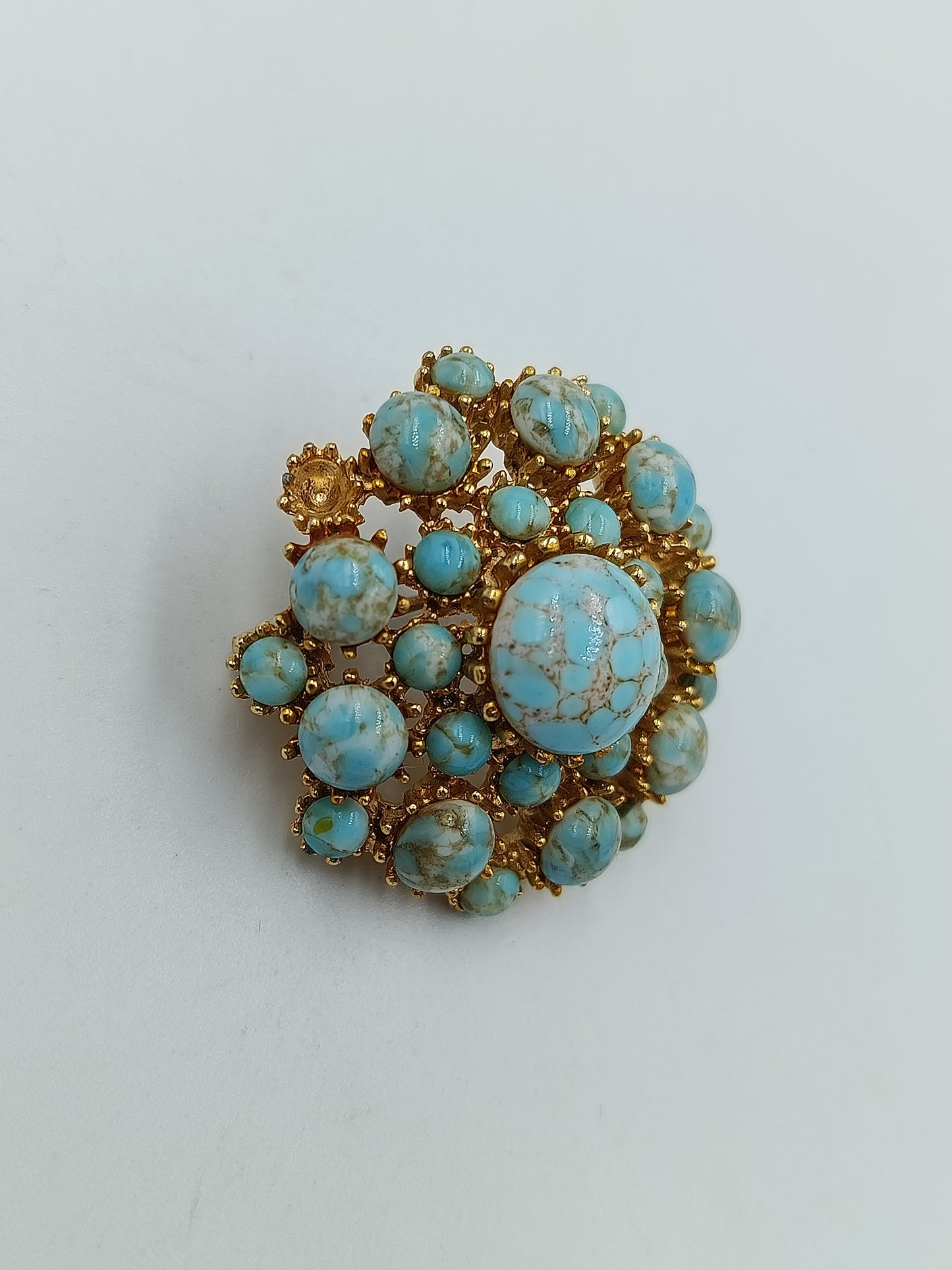 Vergoldete Brosche mit türkisfarbenen Steinen im Vintage-Design