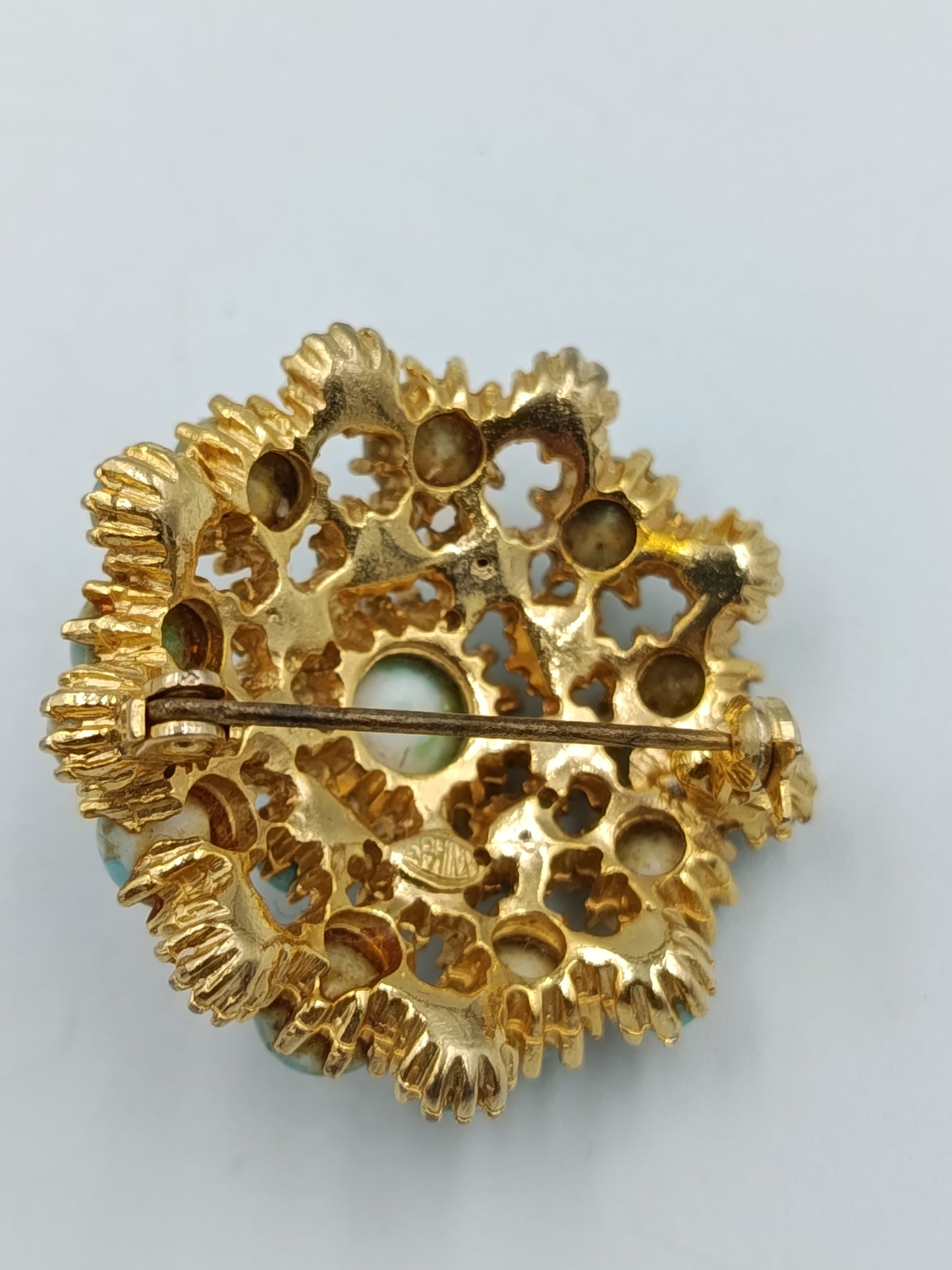 Vergoldete Brosche mit türkisfarbenen Steinen im Vintage-Design