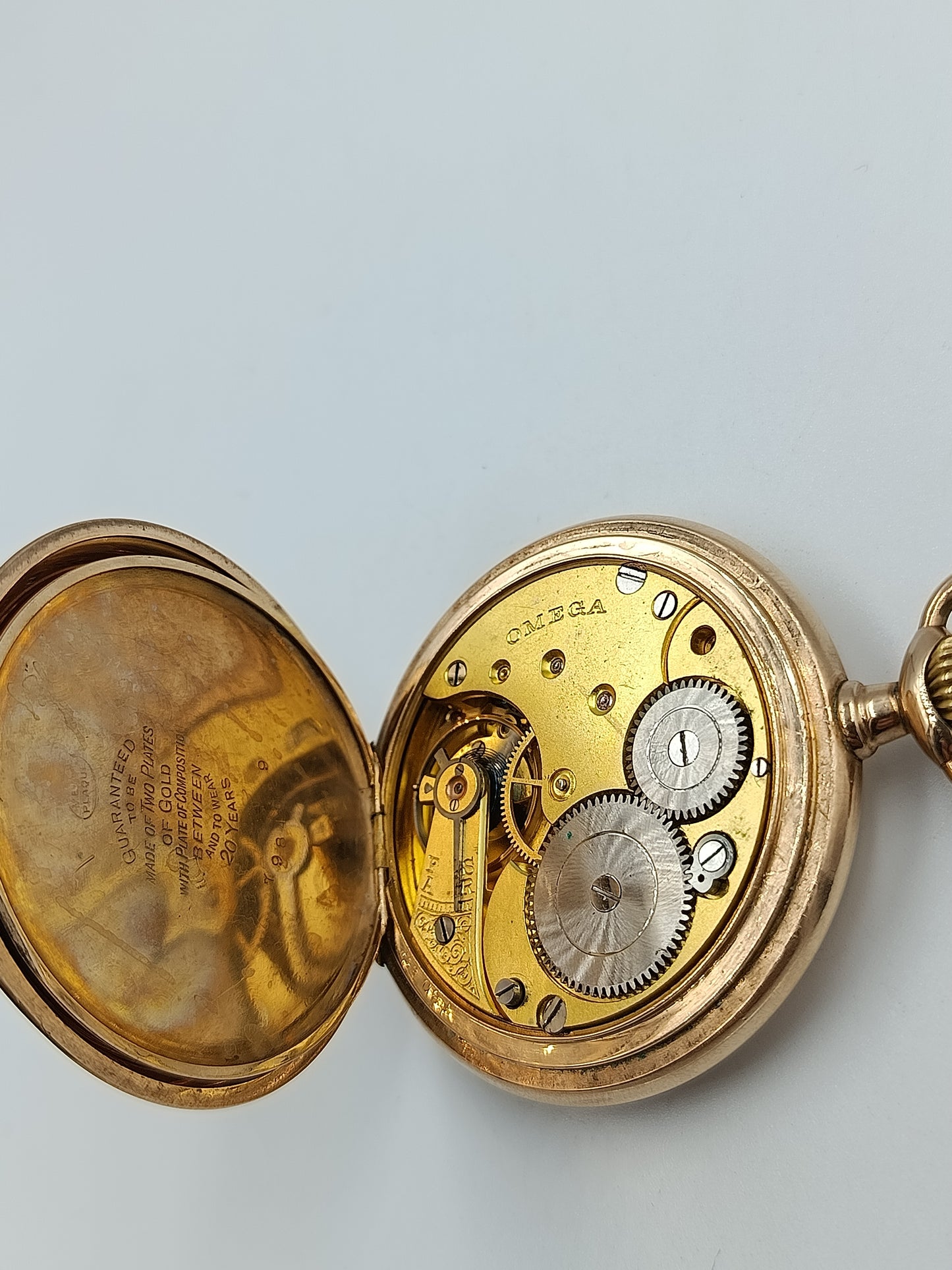 Antike Omega Savonnette-Taschenuhr in Goldoptik (defekt)