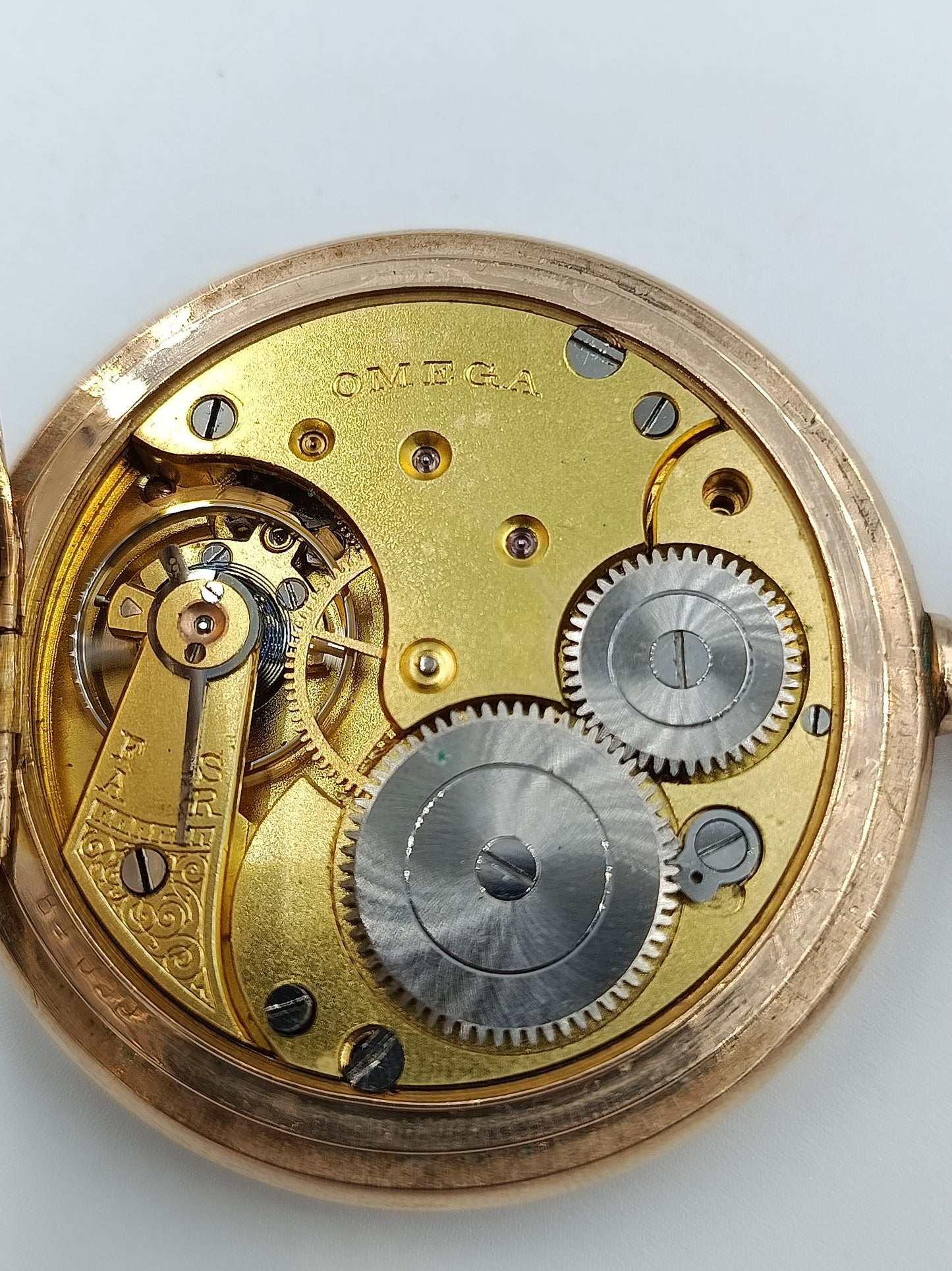 Antike Omega Savonnette-Taschenuhr in Goldoptik (defekt)