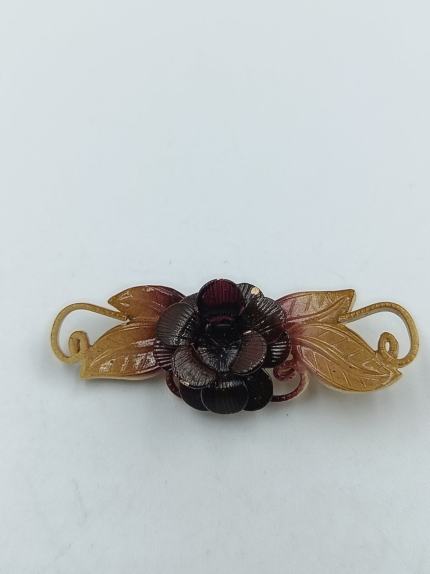 Vintage Brosche mit Rosenmotiv, Goldfarben & Kunststoffblüte