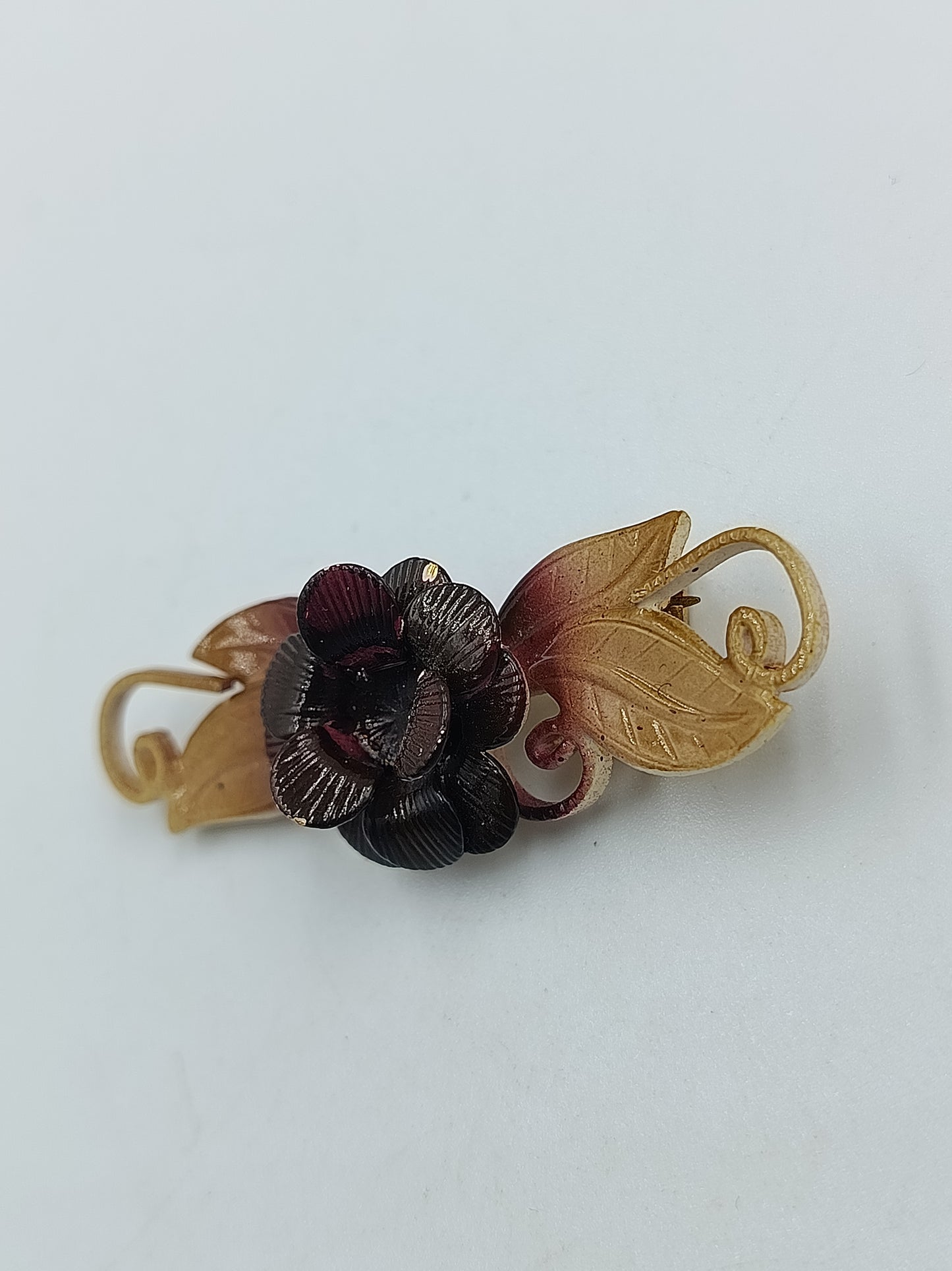 Vintage Brosche mit Rosenmotiv, Goldfarben & Kunststoffblüte