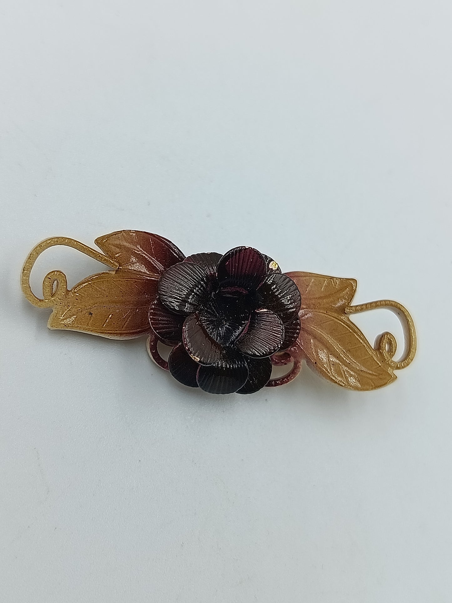 Vintage Brosche mit Rosenmotiv, Goldfarben & Kunststoffblüte