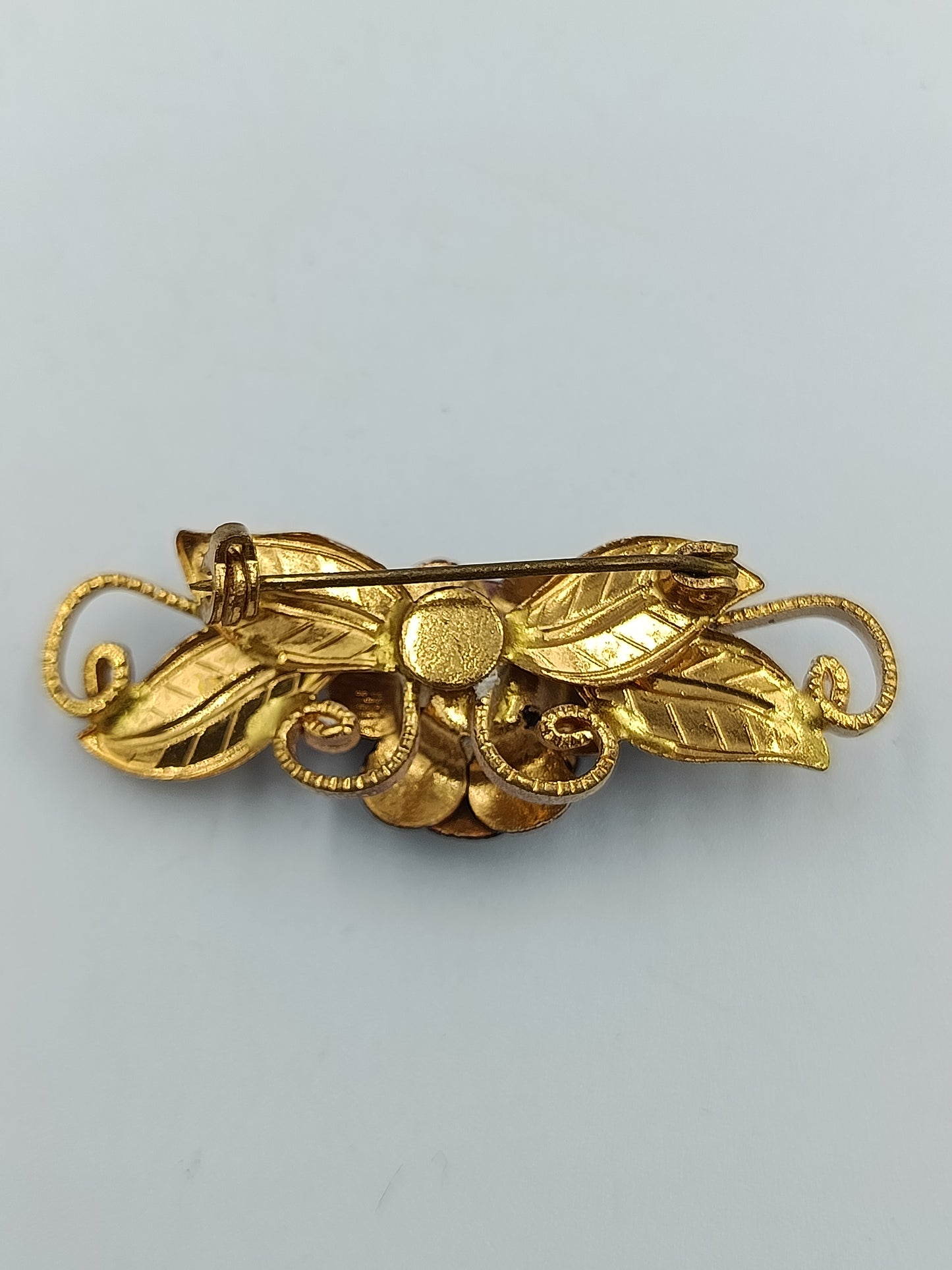 Vintage Brosche mit Rosenmotiv, Goldfarben & Kunststoffblüte