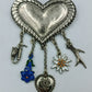 Brosche in Herzform mit Anhängern