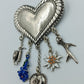 Brosche in Herzform mit Anhängern