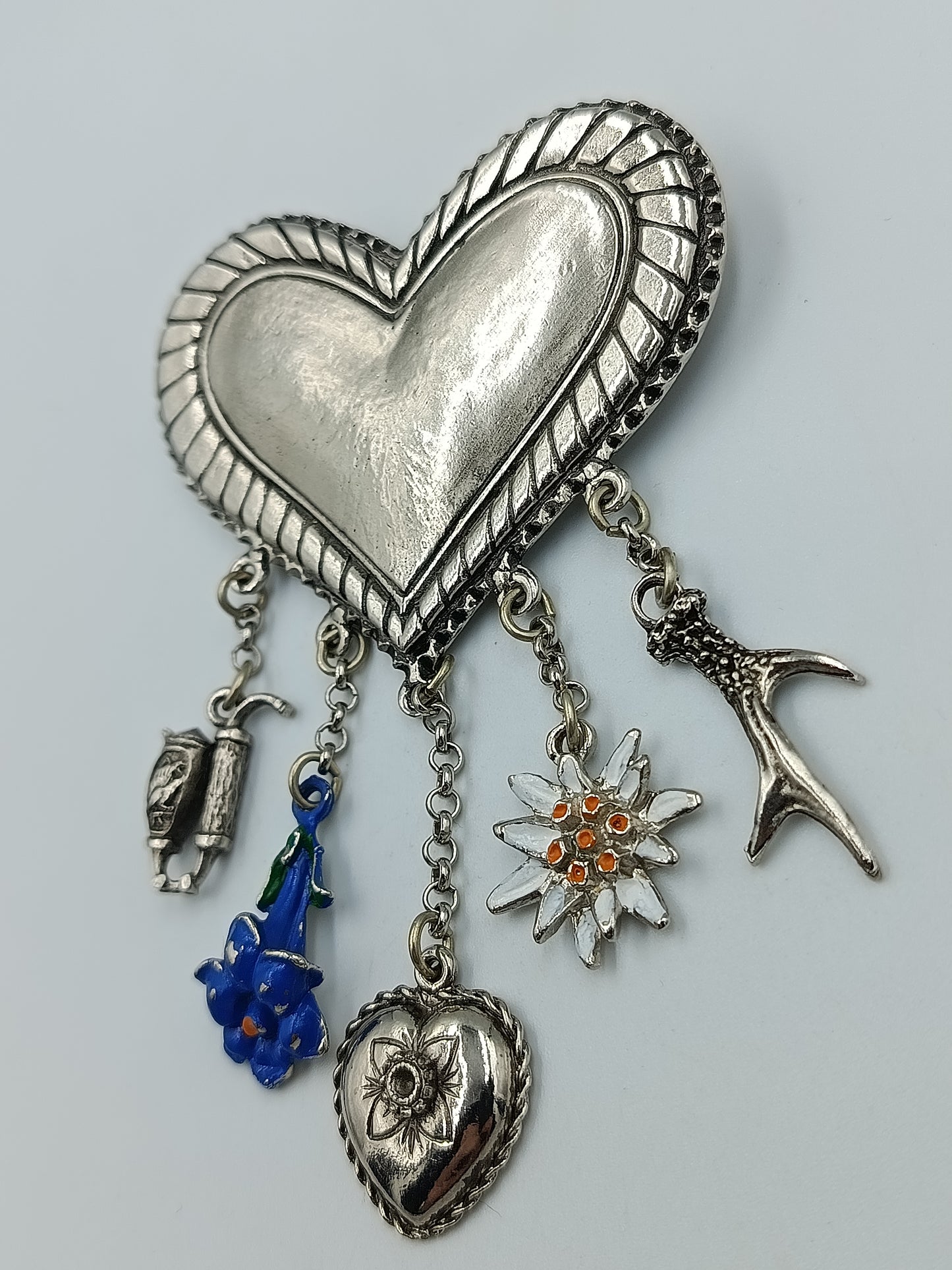 Brosche in Herzform mit Anhängern