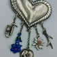 Brosche in Herzform mit Anhängern