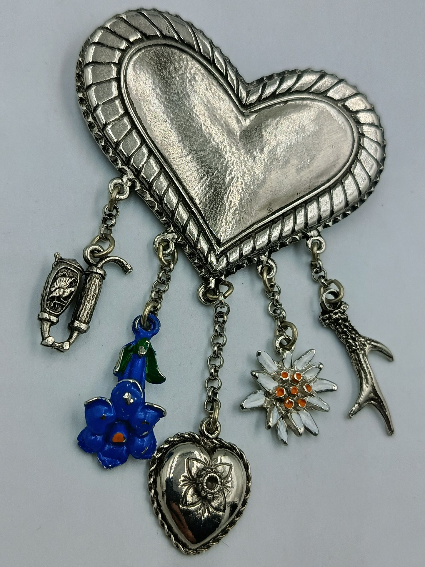 Brosche in Herzform mit Anhängern