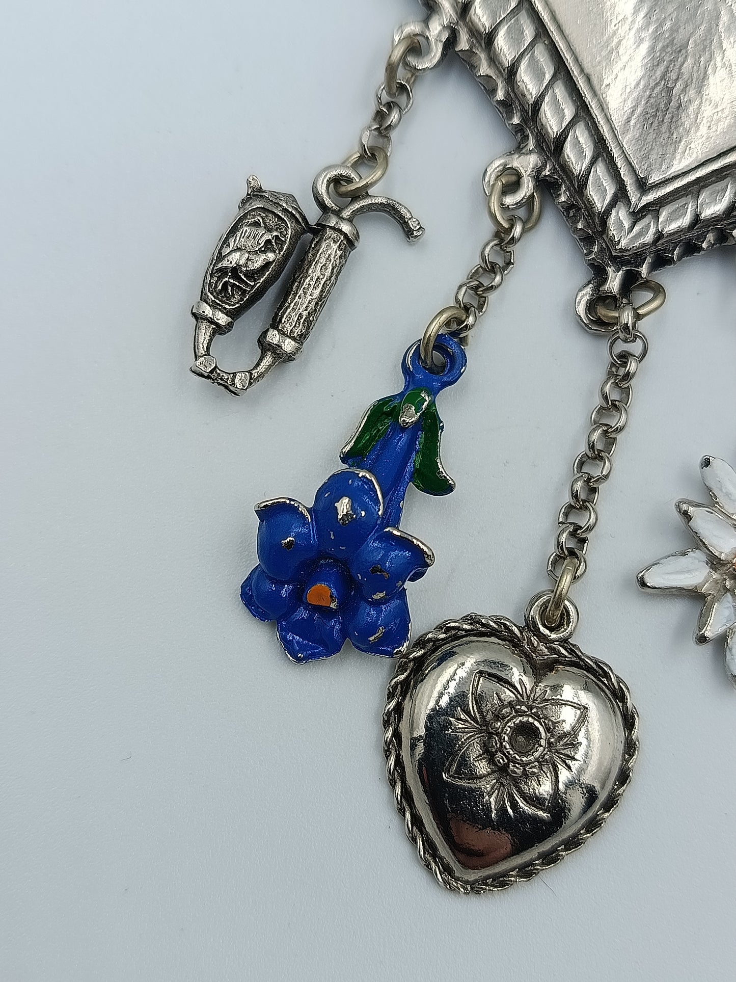 Brosche in Herzform mit Anhängern