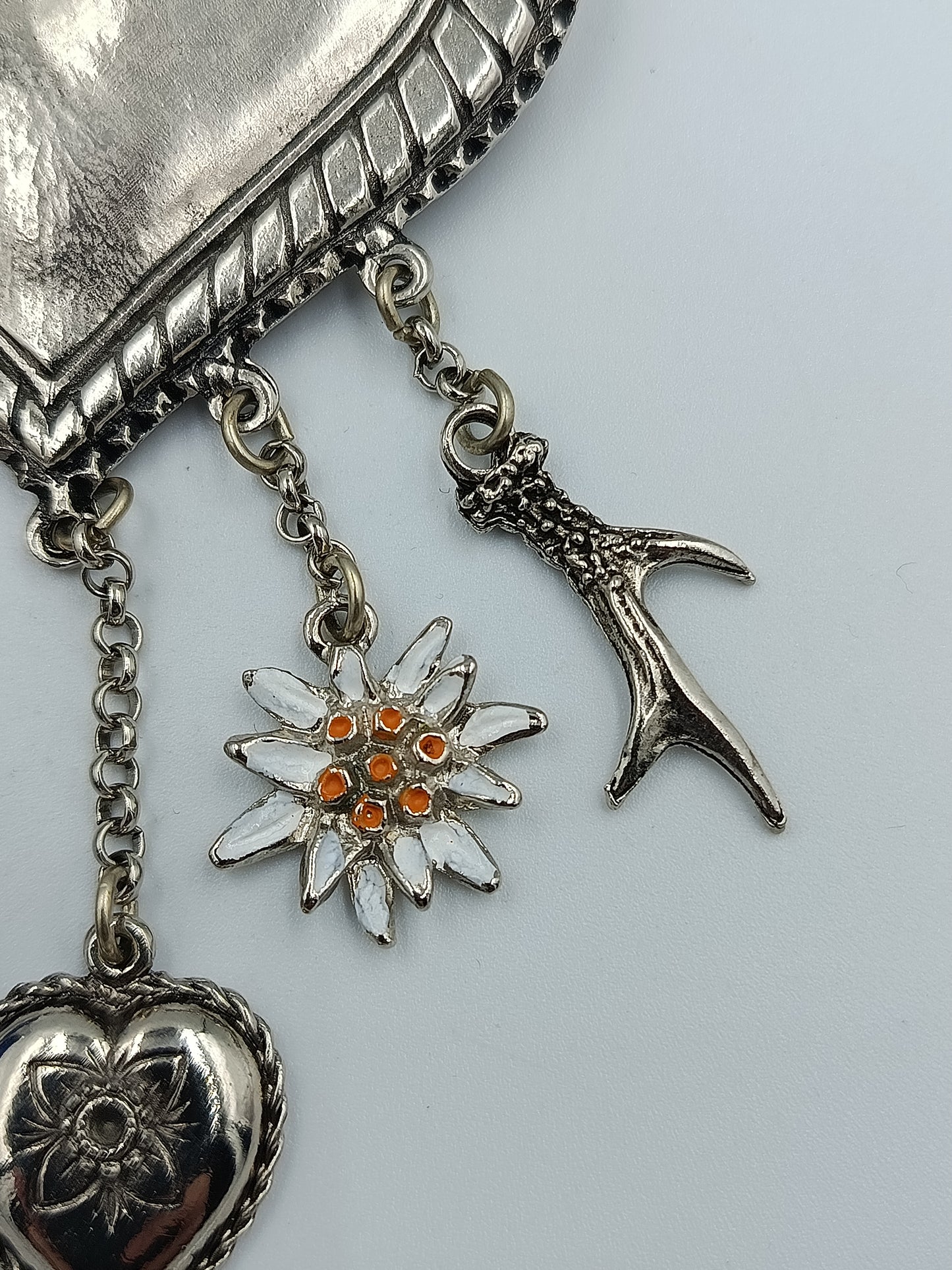 Brosche in Herzform mit Anhängern