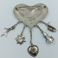 Brosche in Herzform mit Anhängern