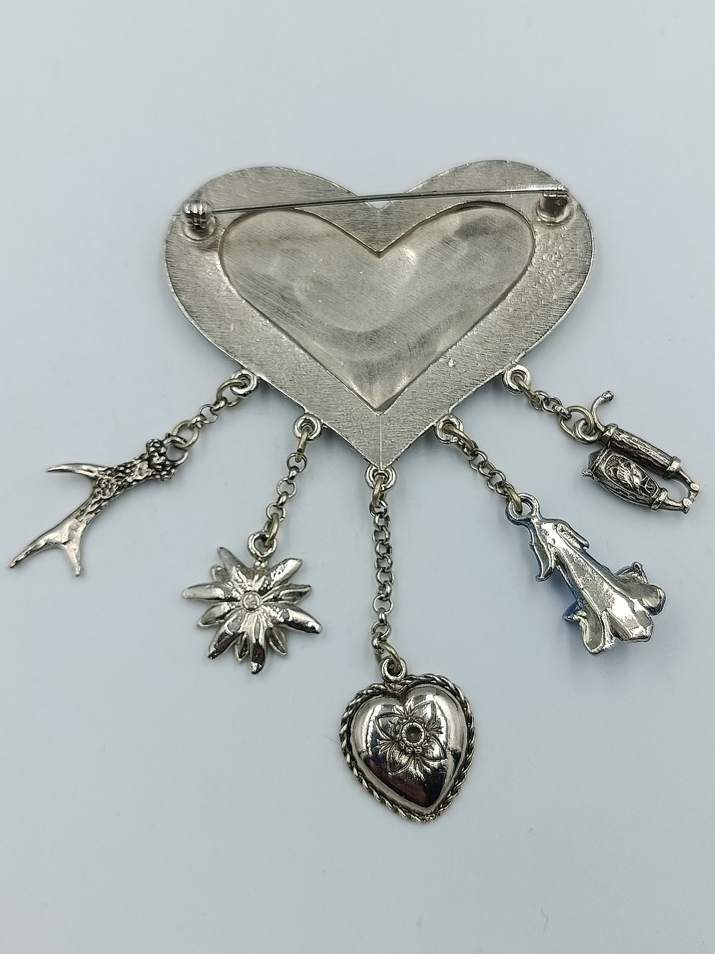 Brosche in Herzform mit Anhängern