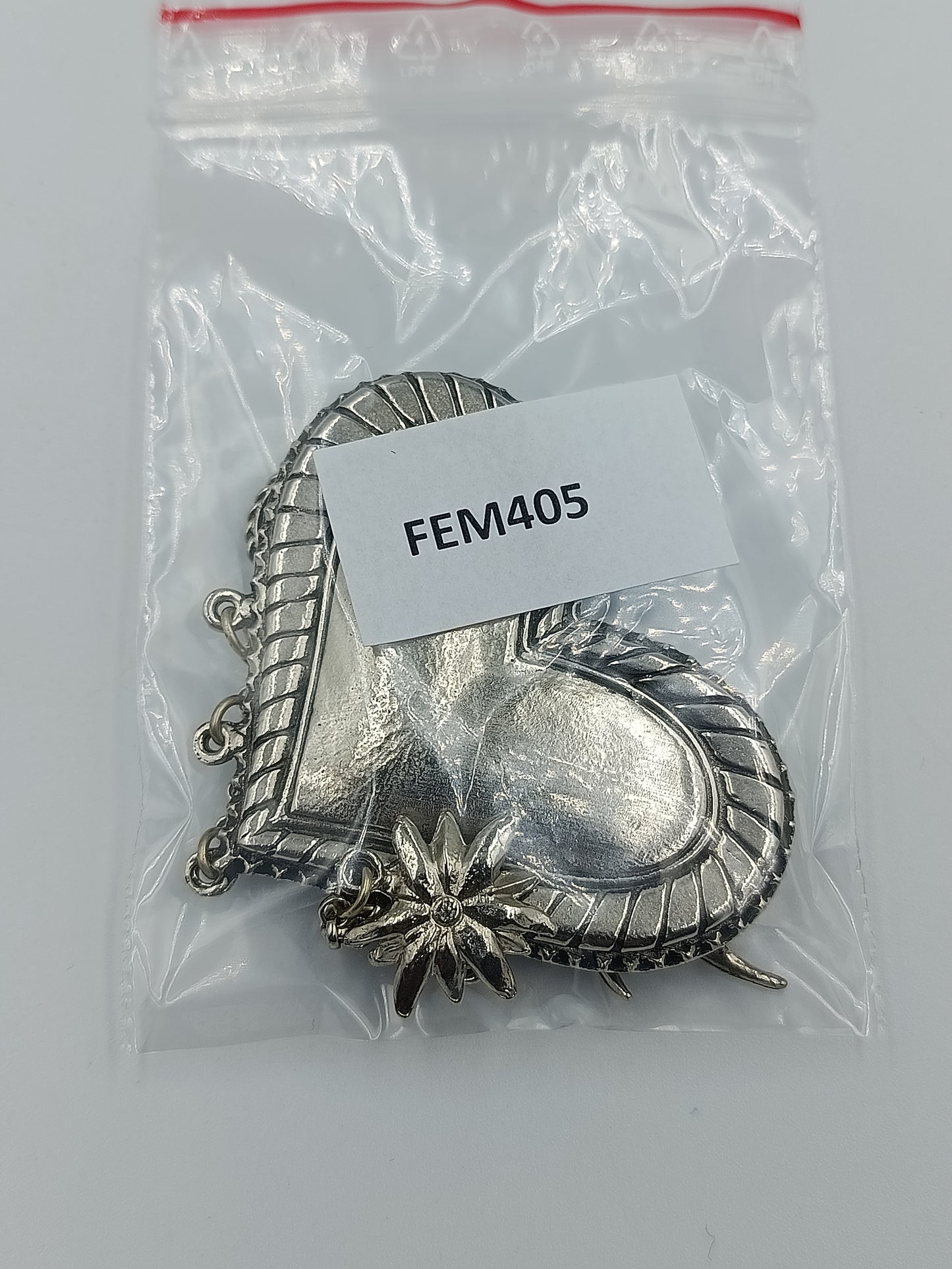 Brosche in Herzform mit Anhängern