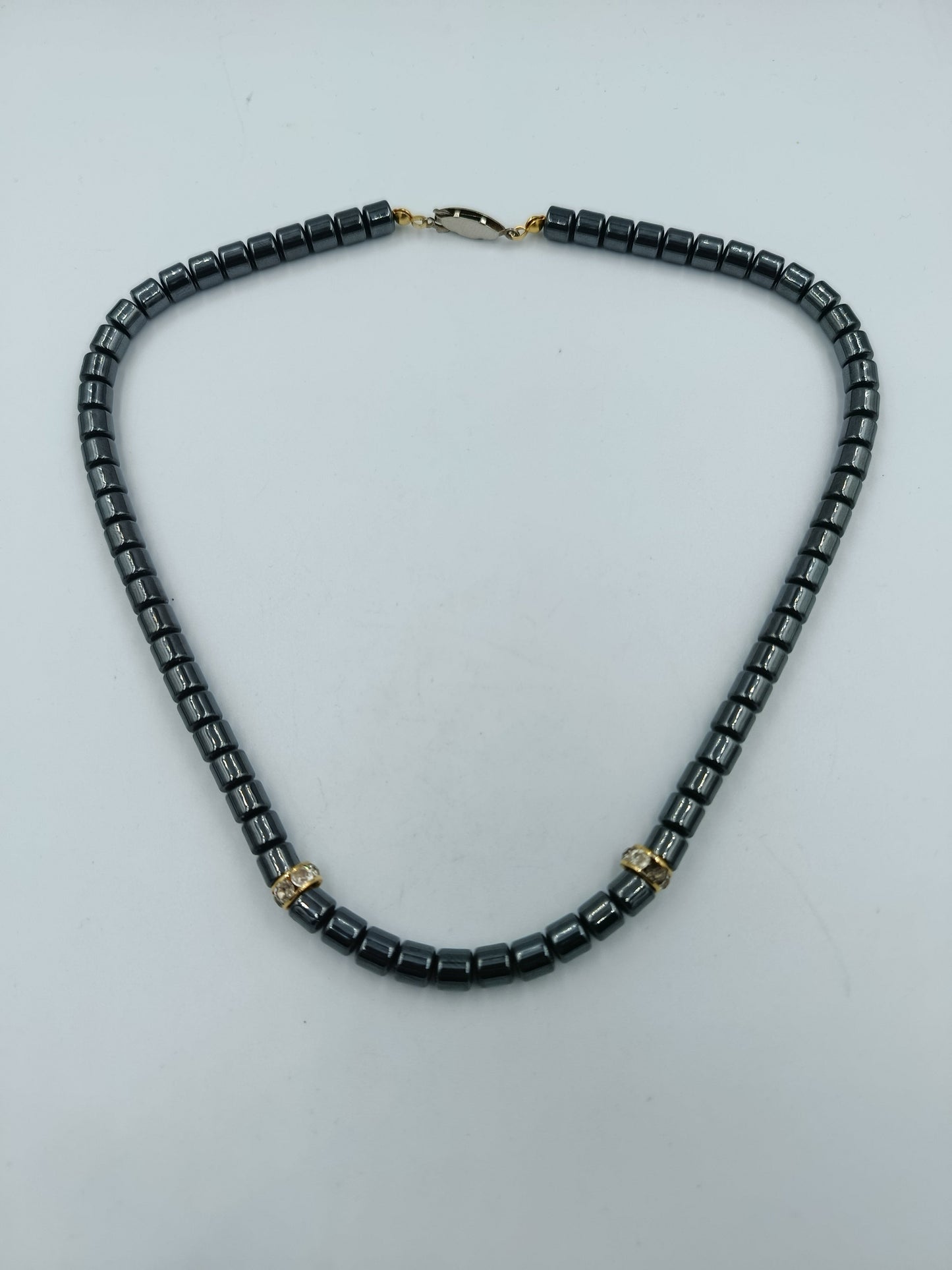 Halskette aus Hämatitwürfeln mit goldfarbenen Elementen