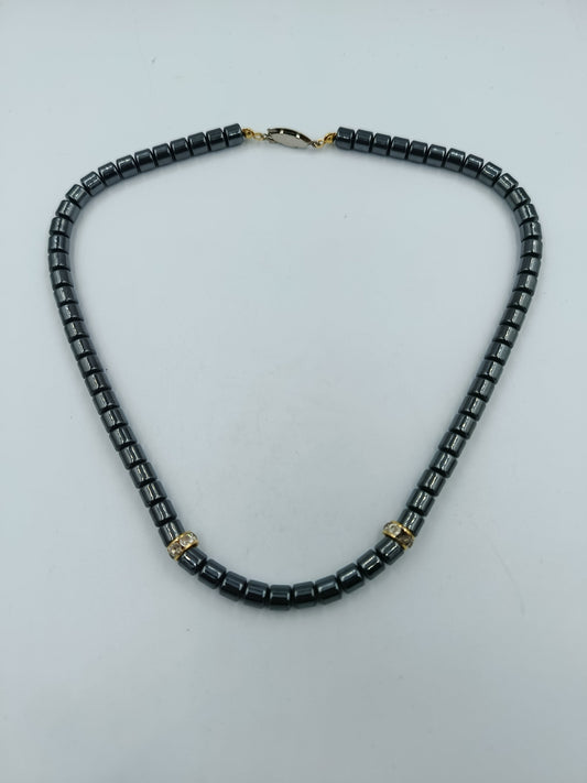 Halskette aus Hämatitwürfeln mit goldfarbenen Elementen