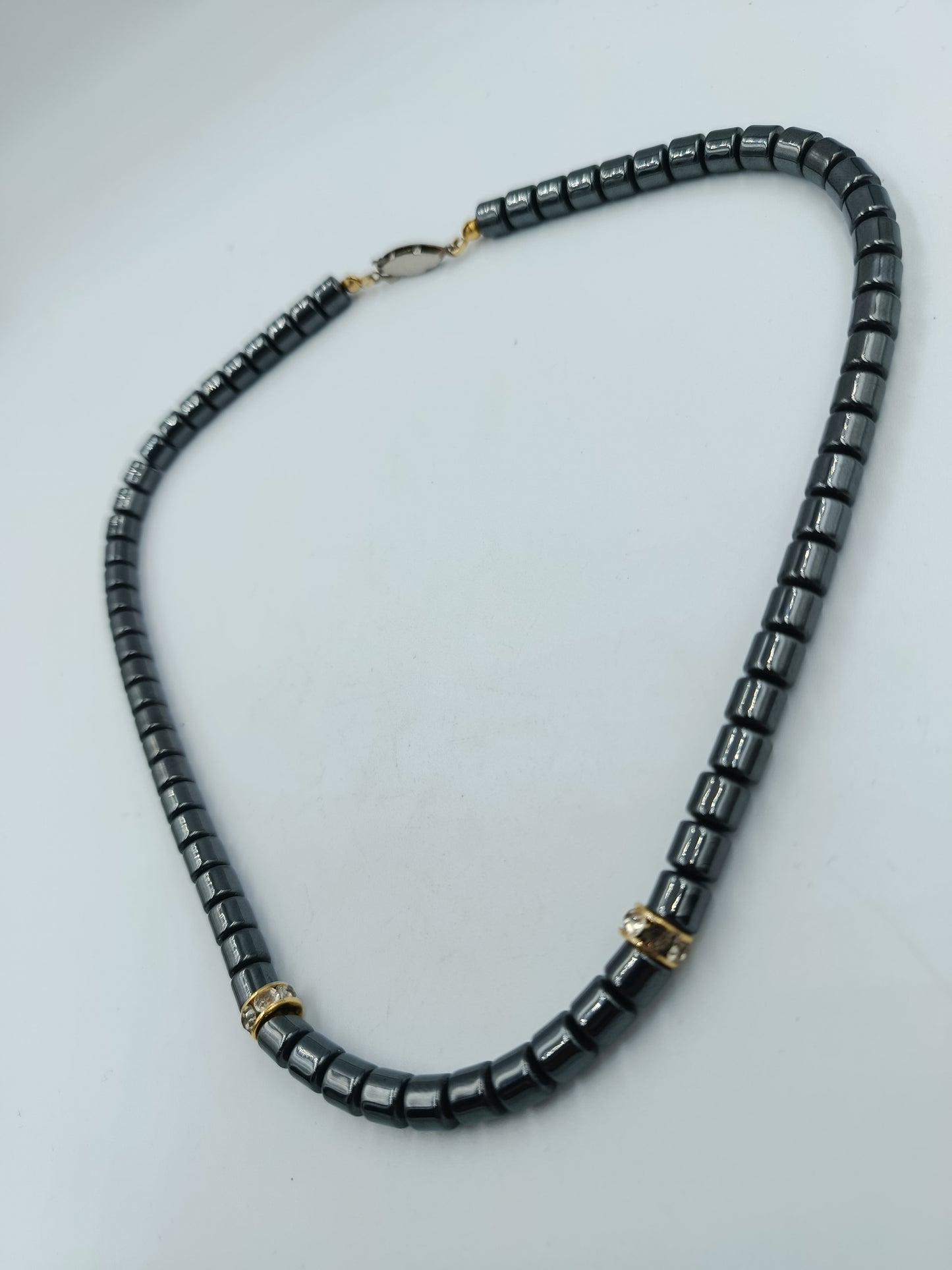 Halskette aus Hämatitwürfeln mit goldfarbenen Elementen