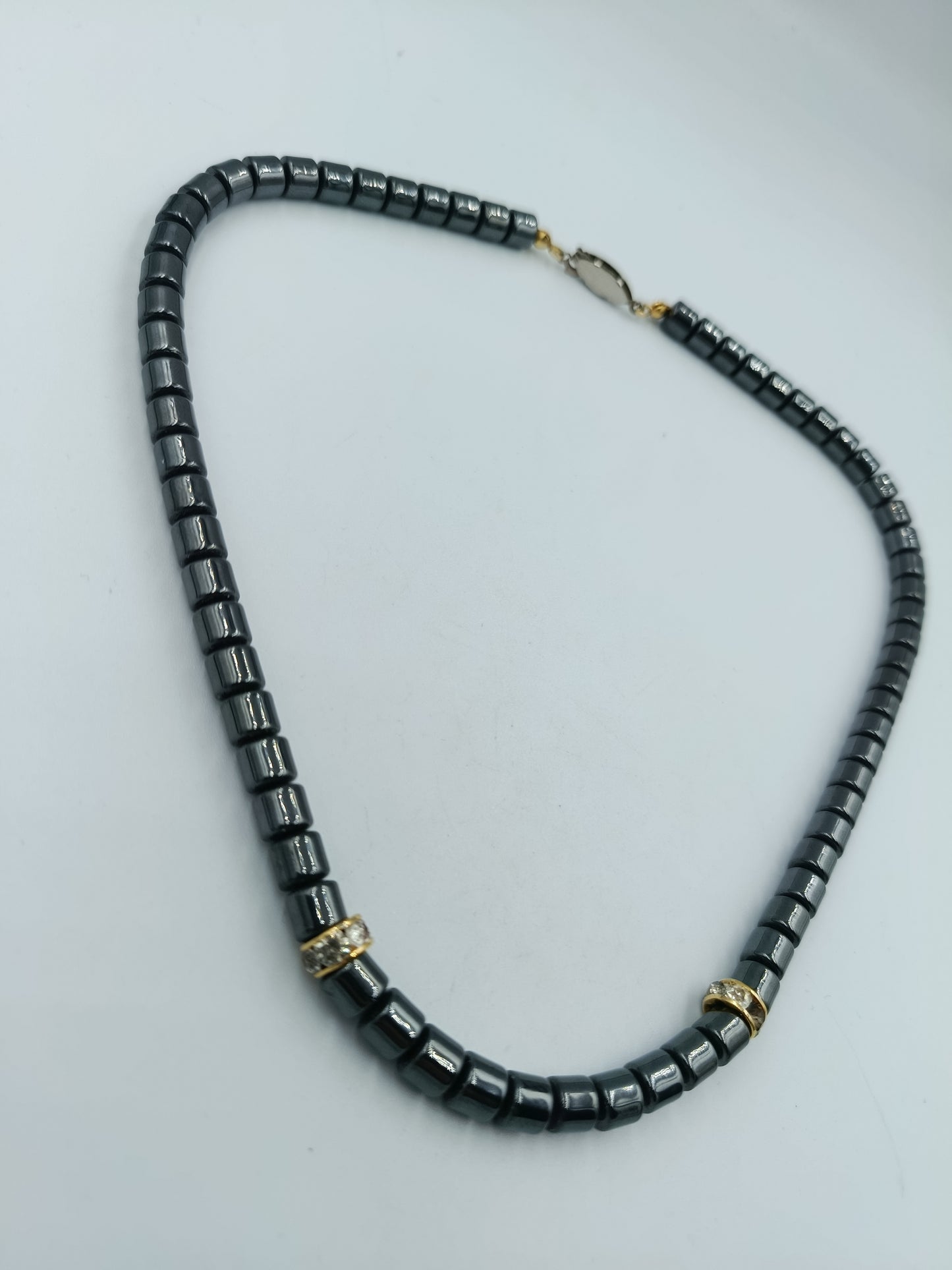 Halskette aus Hämatitwürfeln mit goldfarbenen Elementen