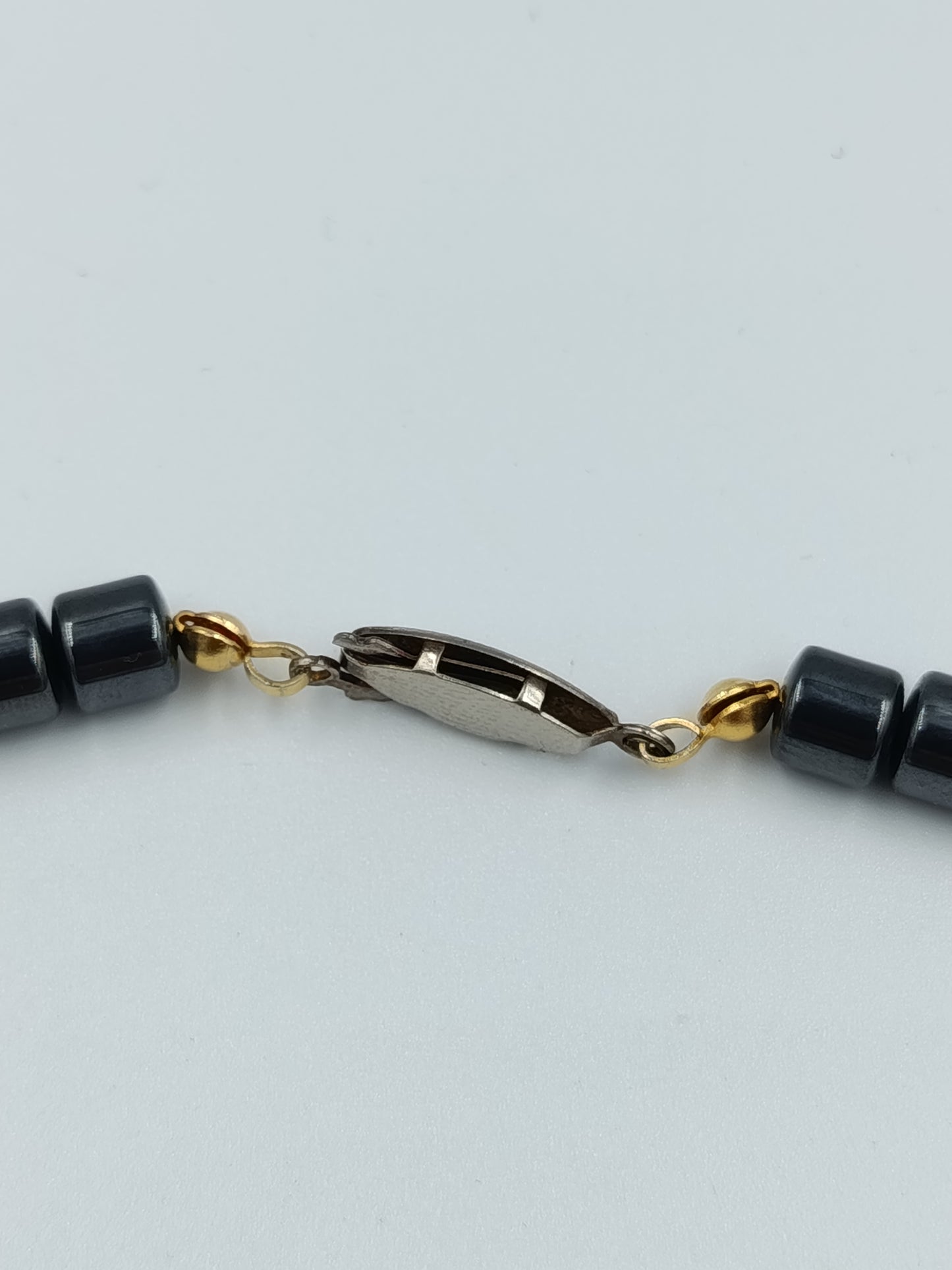 Halskette aus Hämatitwürfeln mit goldfarbenen Elementen