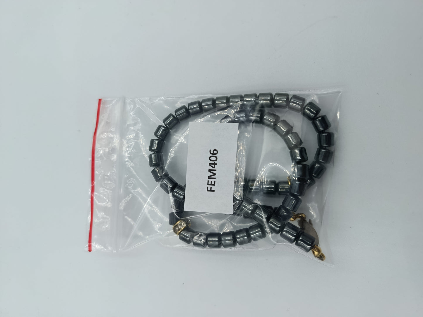 Halskette aus Hämatitwürfeln mit goldfarbenen Elementen