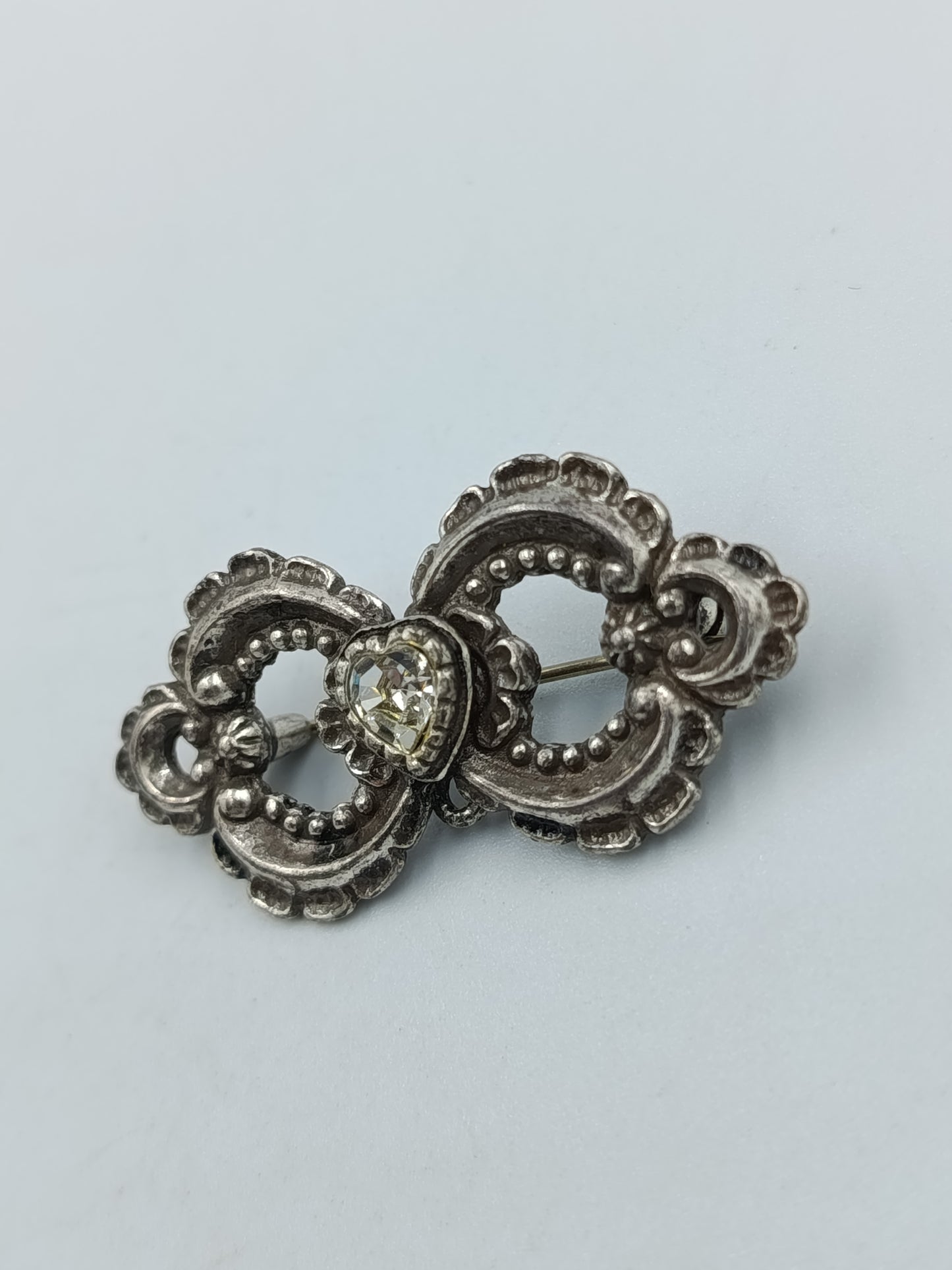 Vintage-Brosche mit Herzstein im Barockstil