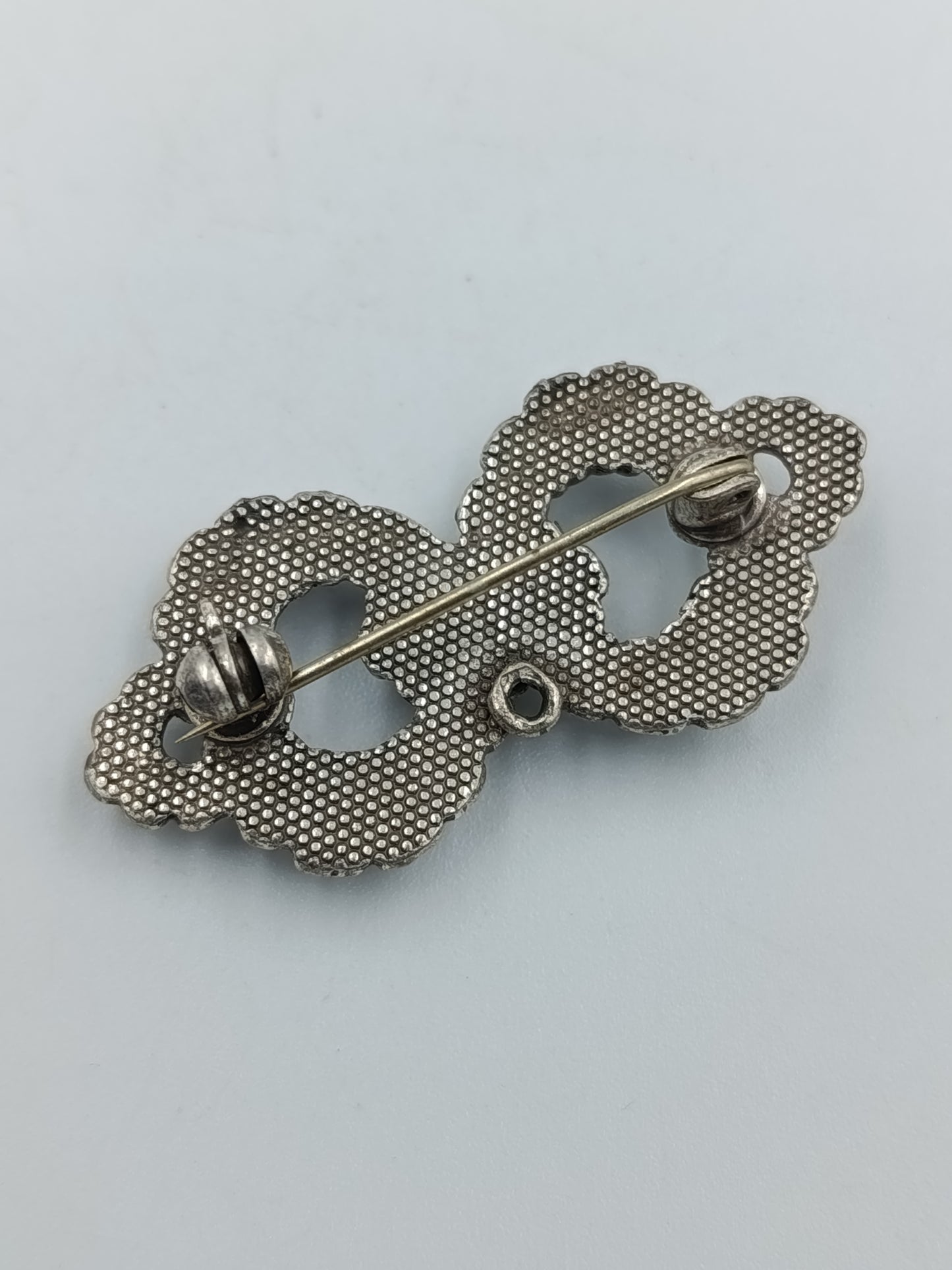 Vintage-Brosche mit Herzstein im Barockstil