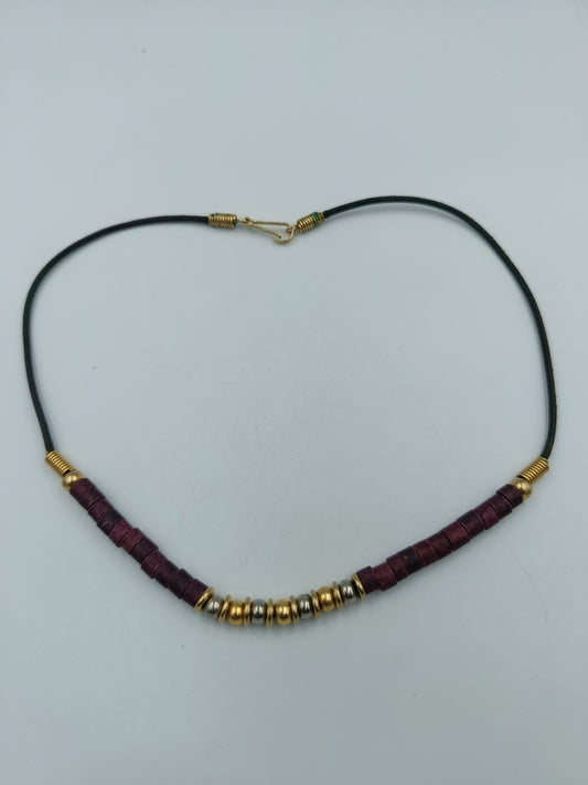 Lederhalskette mit gold- und silberfarbenen Zierelementen
