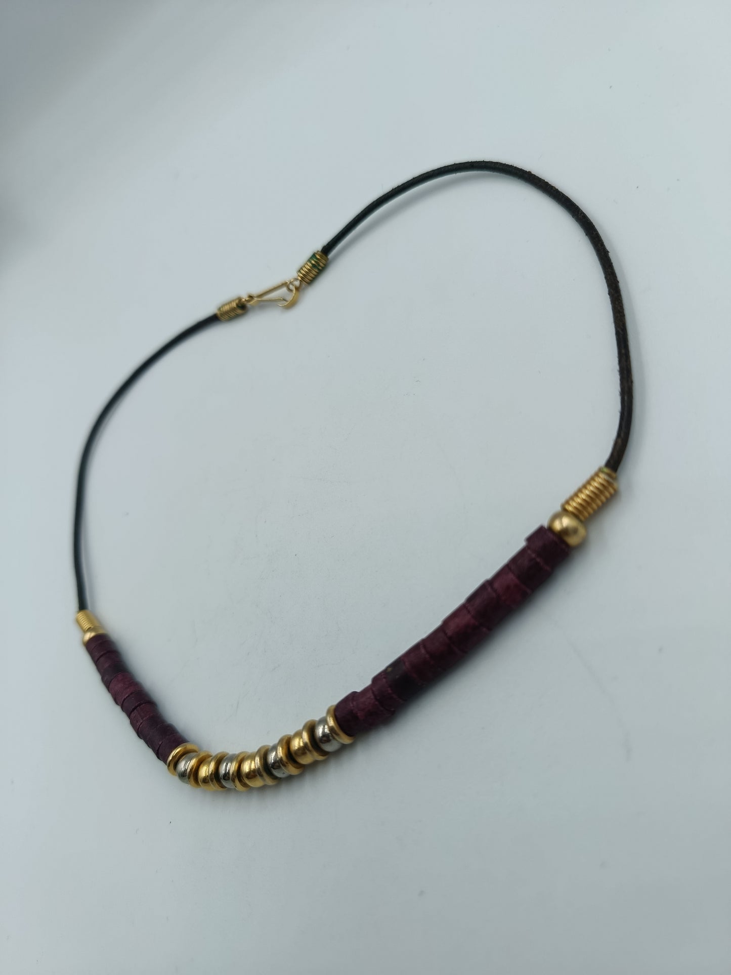 Lederhalskette mit gold- und silberfarbenen Zierelementen