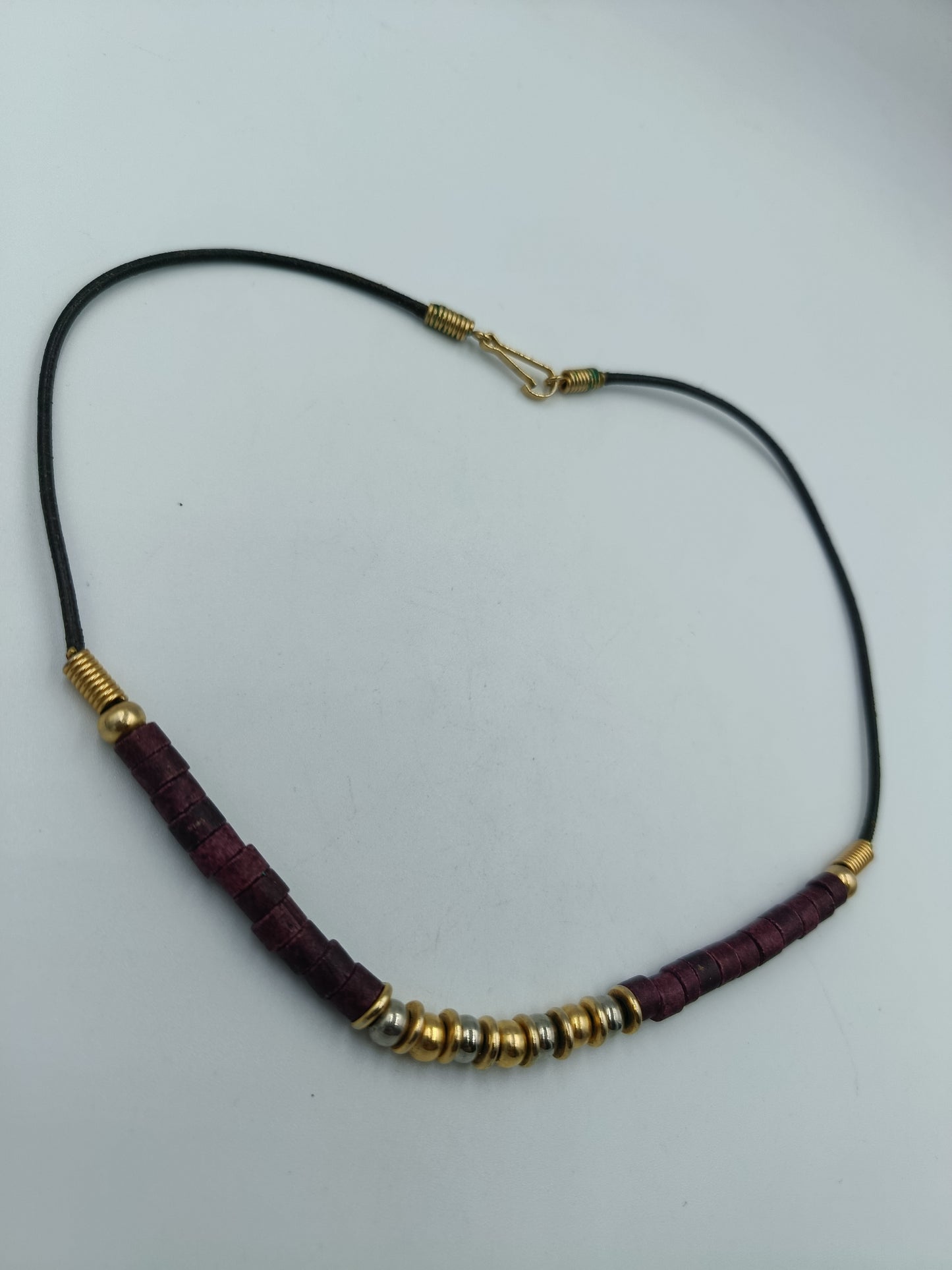 Lederhalskette mit gold- und silberfarbenen Zierelementen