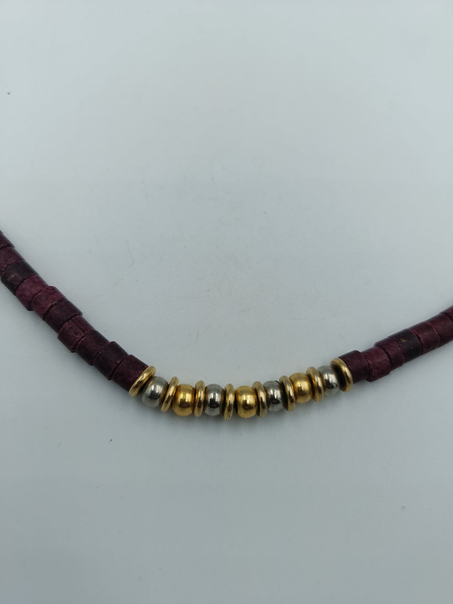 Lederhalskette mit gold- und silberfarbenen Zierelementen