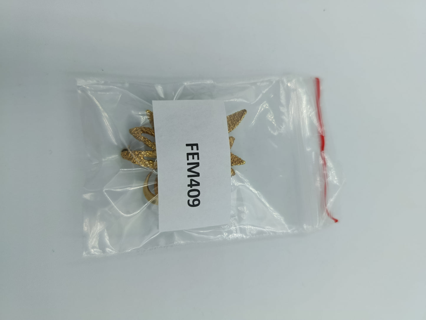 Elegante goldfarbene Brosche mit Perle