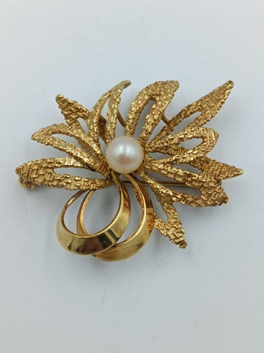 Elegante goldfarbene Brosche mit Perle