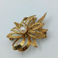 Elegante goldfarbene Brosche mit Perle