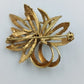 Elegante goldfarbene Brosche mit Perle