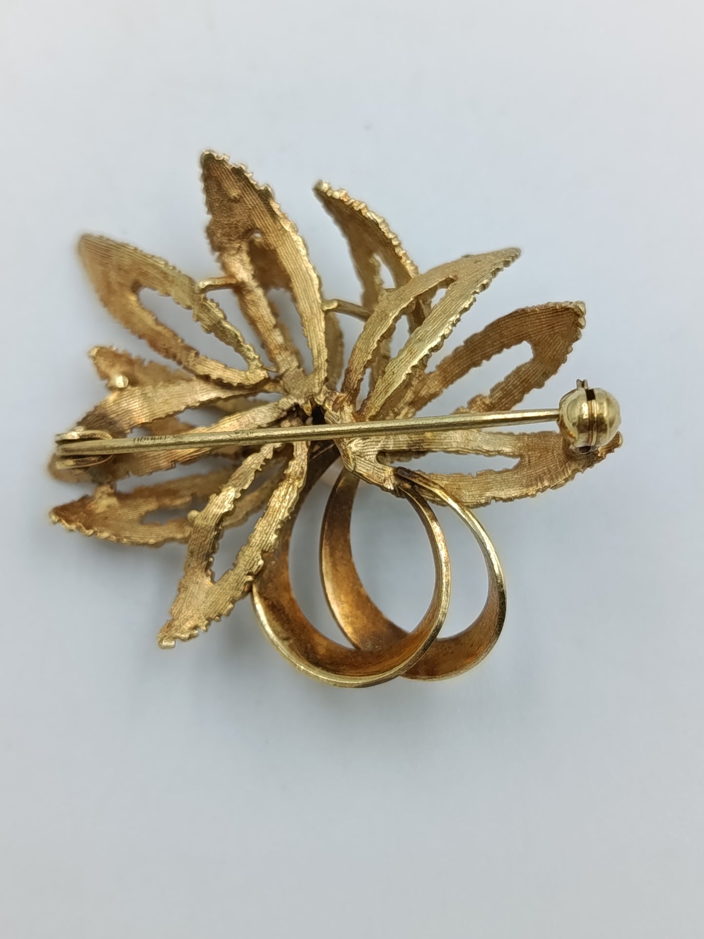 Elegante goldfarbene Brosche mit Perle