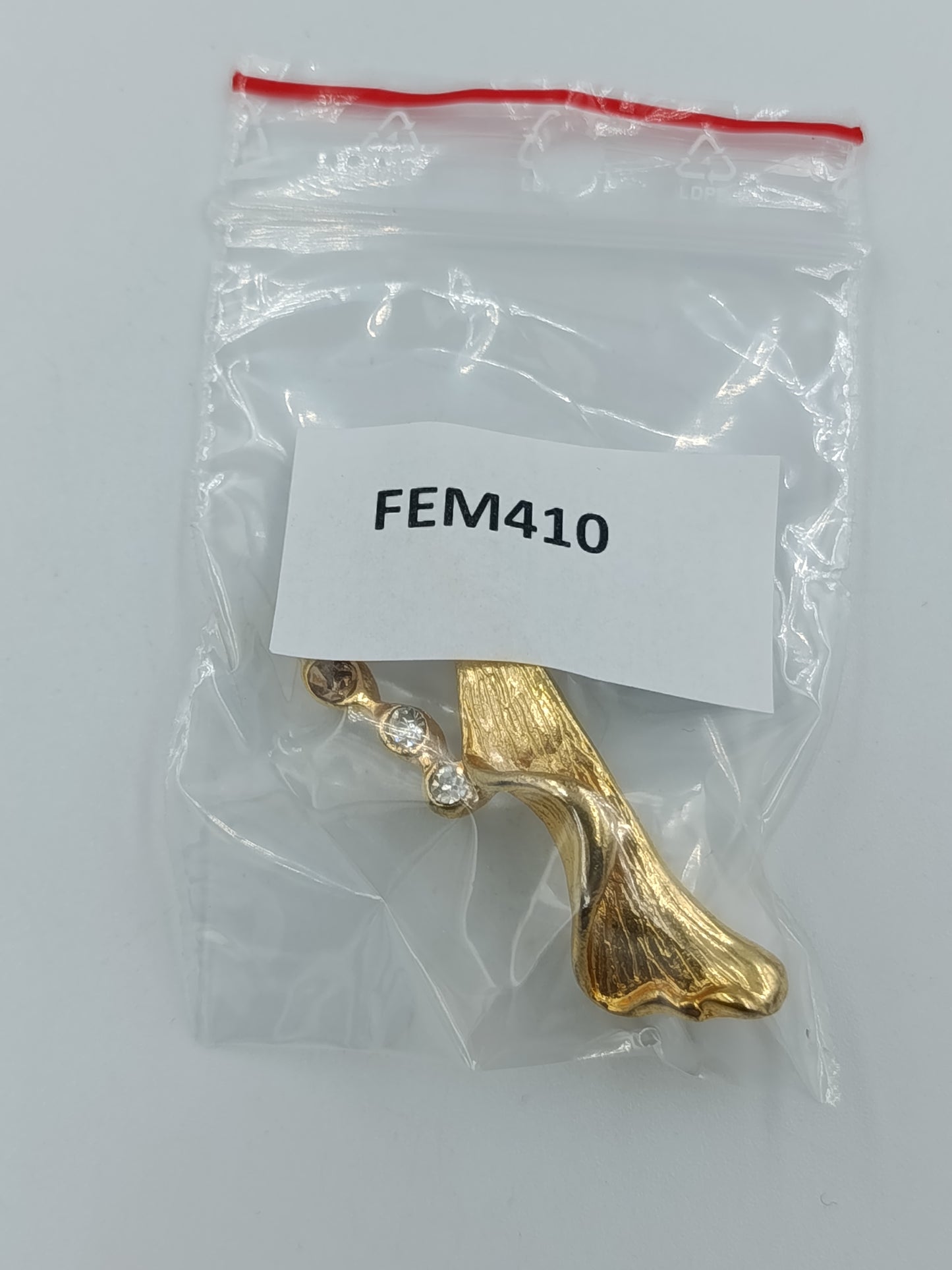 Moderne goldfarbene Brosche mit Strasssteinen