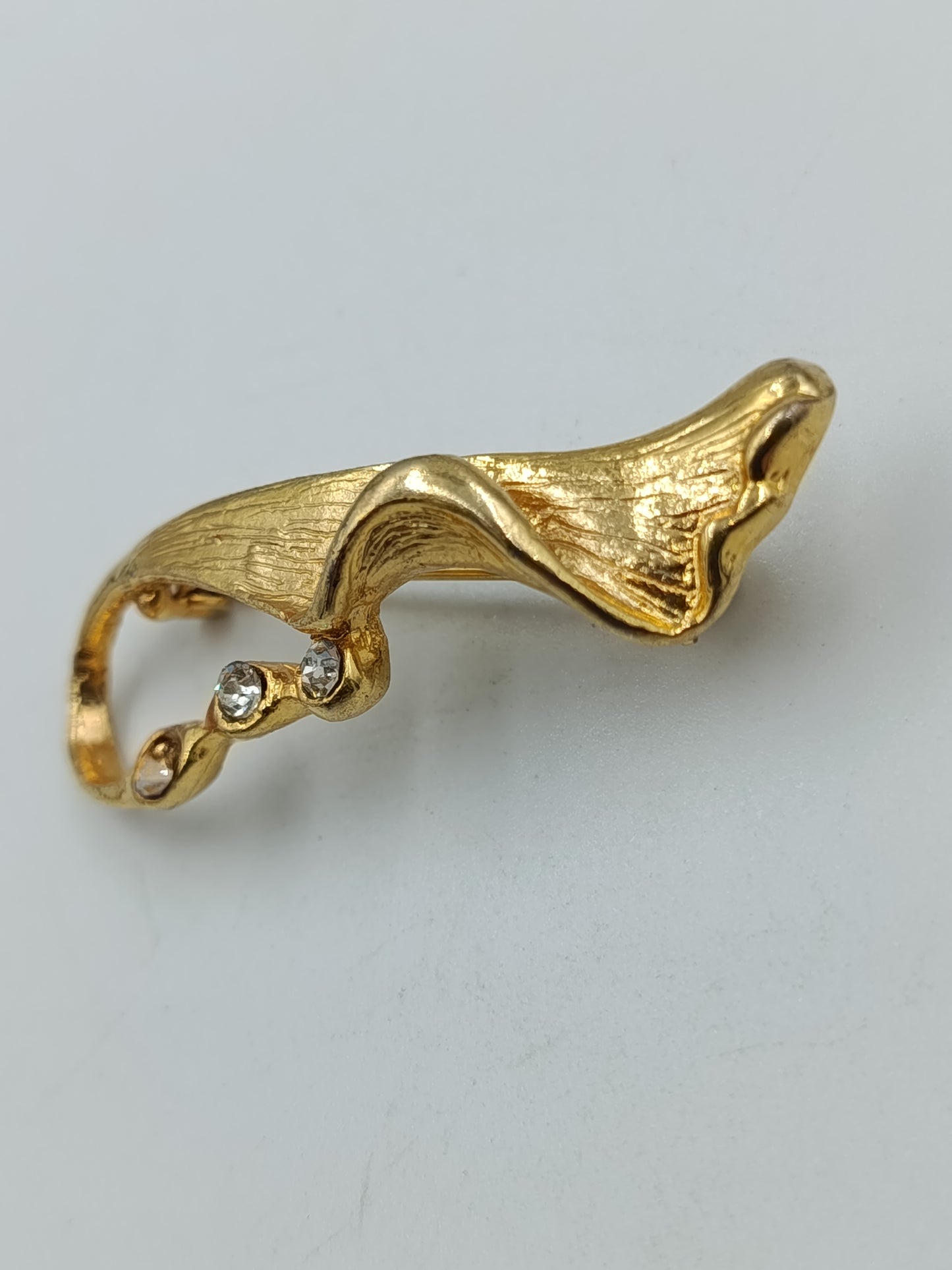 Moderne goldfarbene Brosche mit Strasssteinen