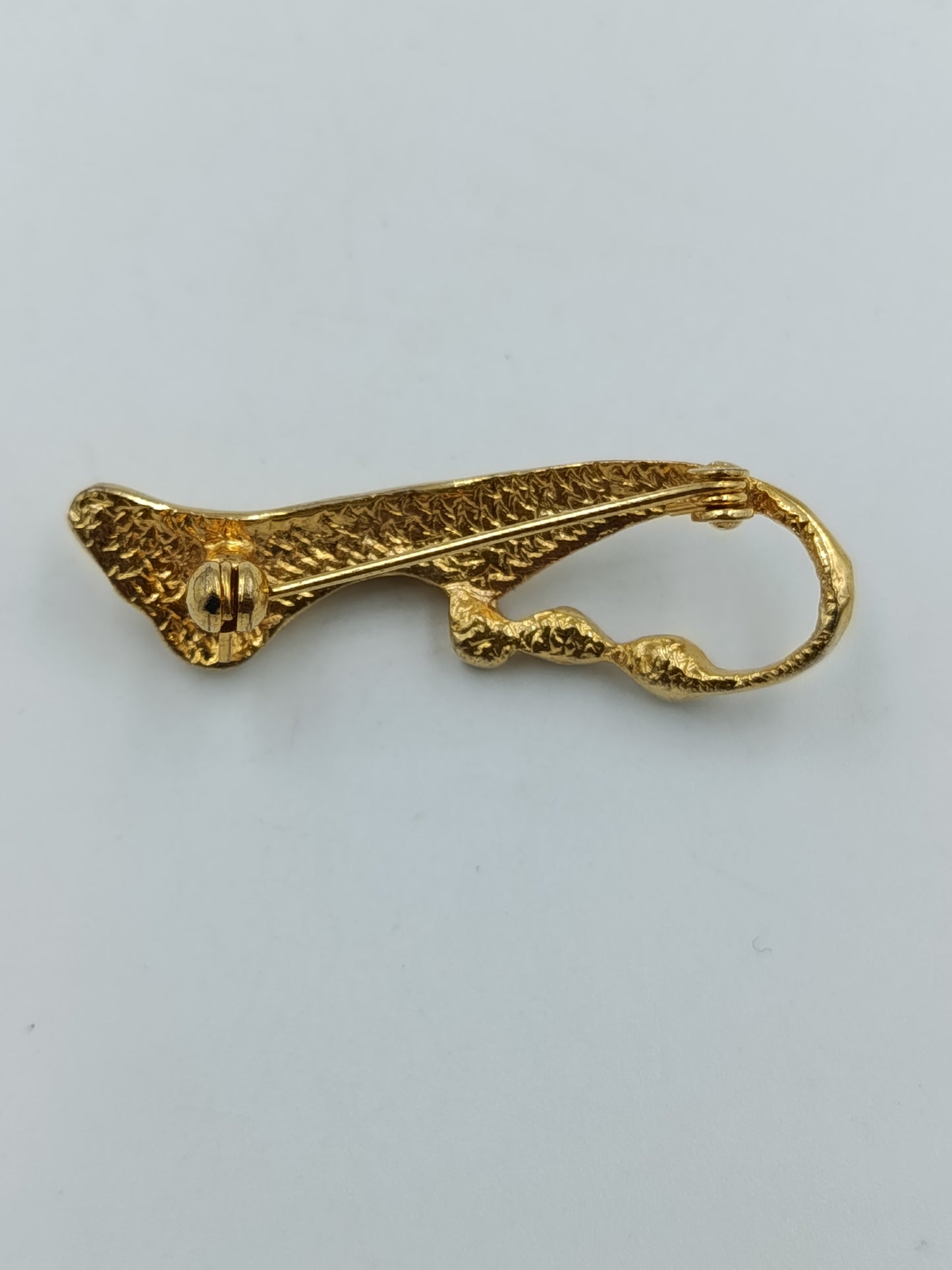 Moderne goldfarbene Brosche mit Strasssteinen