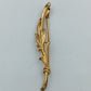 Elegante goldfarbene Brosche im floralen Design