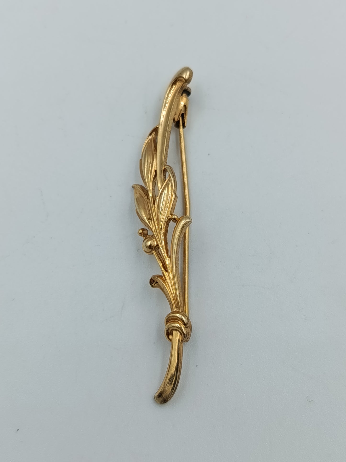 Elegante goldfarbene Brosche im floralen Design