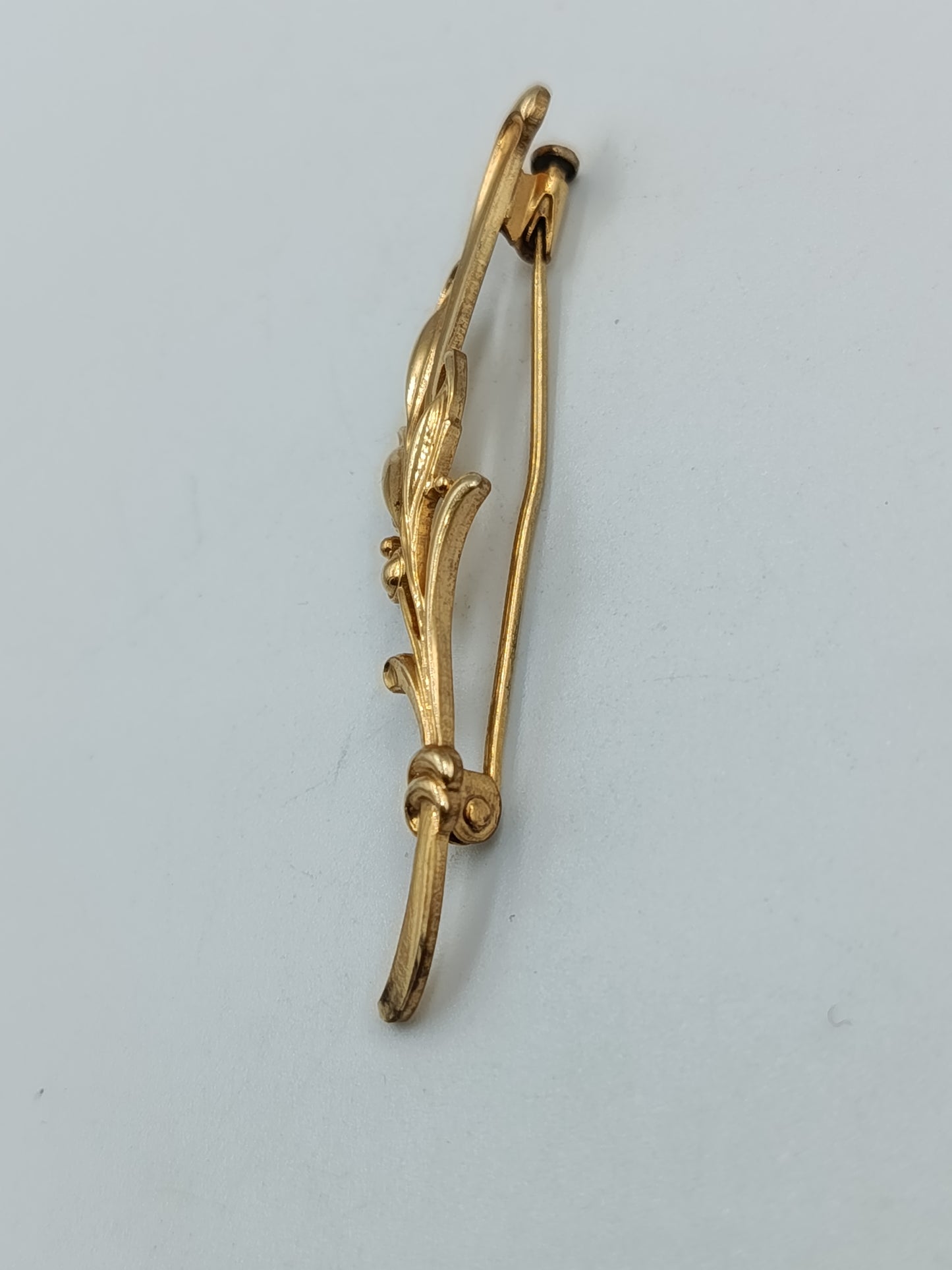 Elegante goldfarbene Brosche im floralen Design