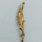 Elegante goldfarbene Brosche im floralen Design