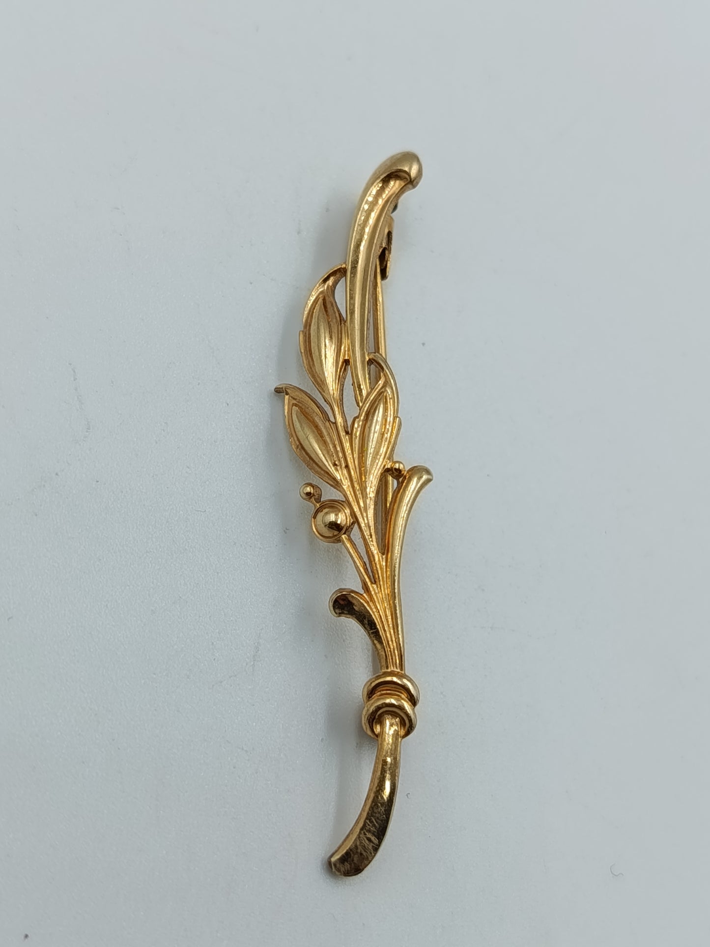 Elegante goldfarbene Brosche im floralen Design