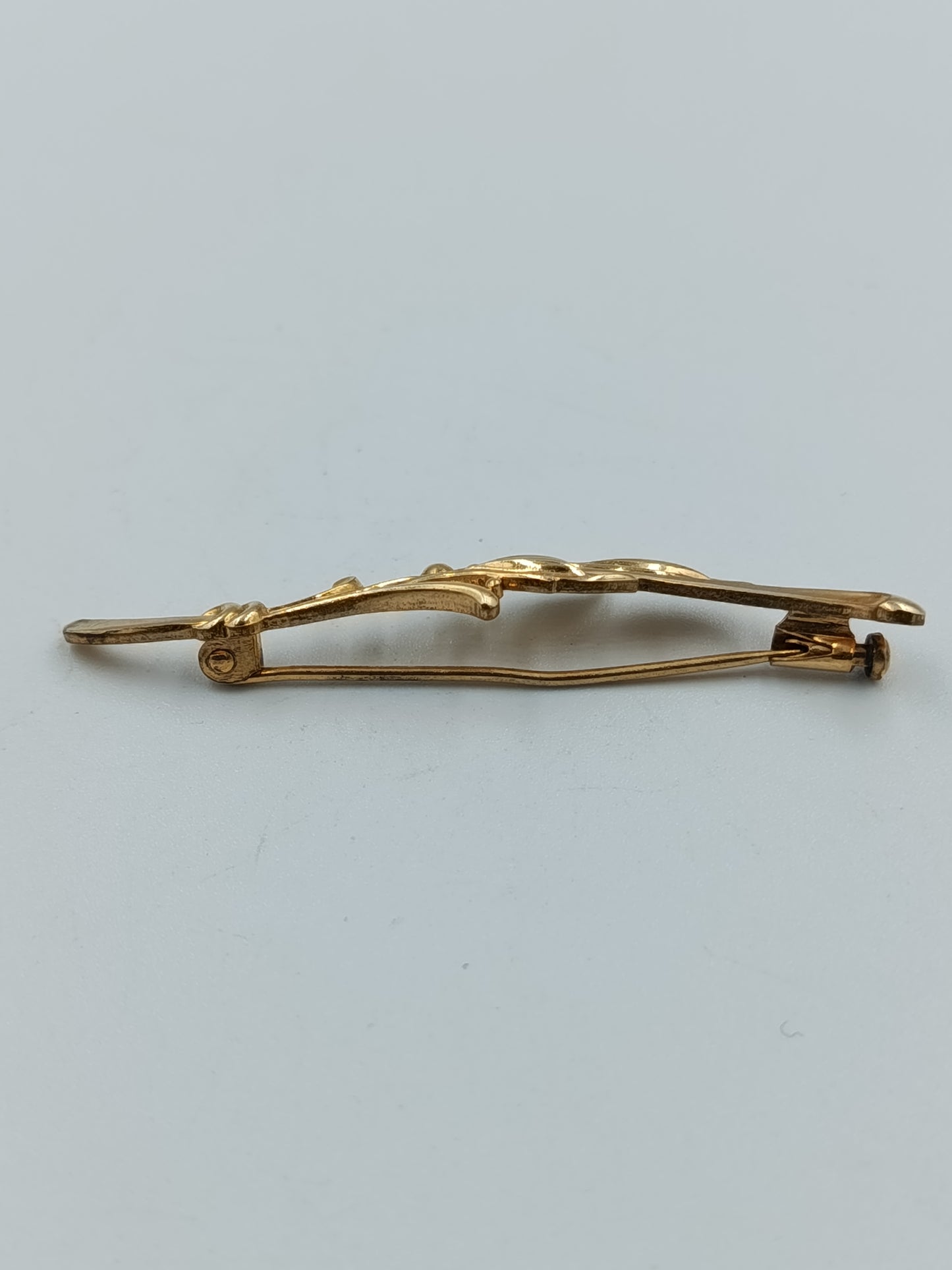 Elegante goldfarbene Brosche im floralen Design