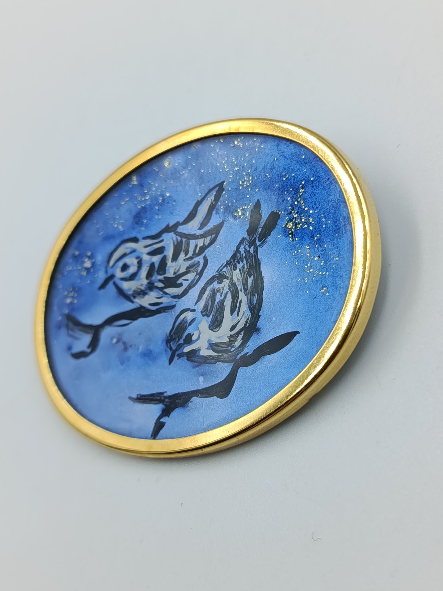 Künstlerische Emaille-Brosche von Uhlig mit Vogelmotiv