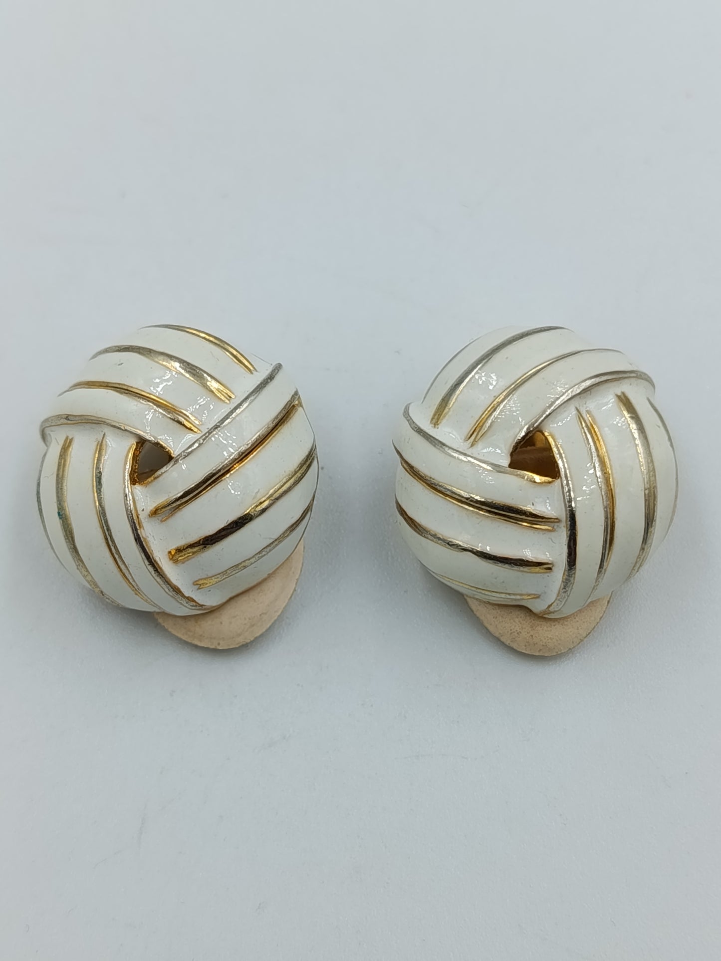 Elegante Clip-Ohrringe mit Emaille in Weiß-Gold