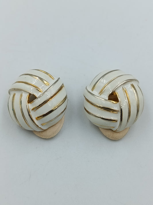 Elegante Clip-Ohrringe mit Emaille in Weiß-Gold