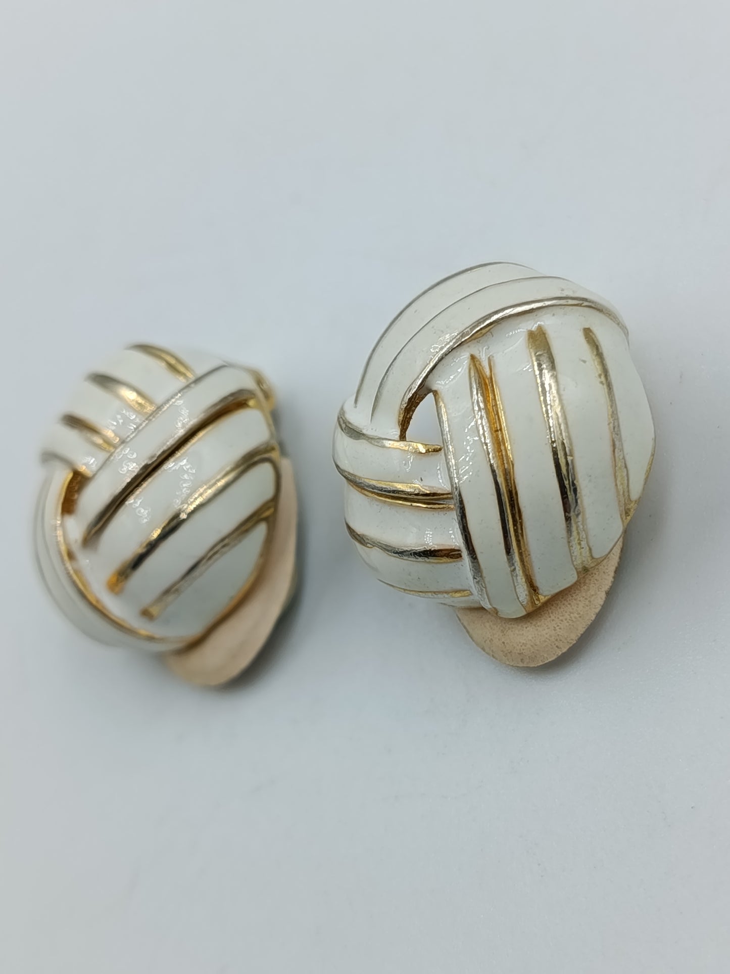 Elegante Clip-Ohrringe mit Emaille in Weiß-Gold