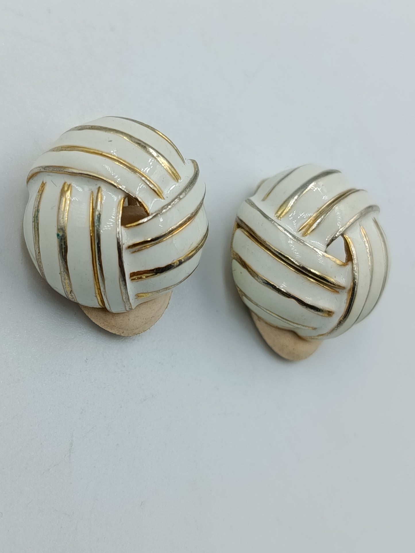 Elegante Clip-Ohrringe mit Emaille in Weiß-Gold